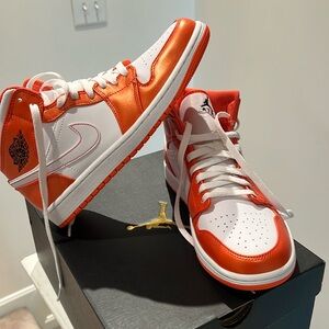 Jordan 1 mid dm3531 800. Pretty sure these have never been worn 🤷🏽‍♀️🤦🏽‍♀️